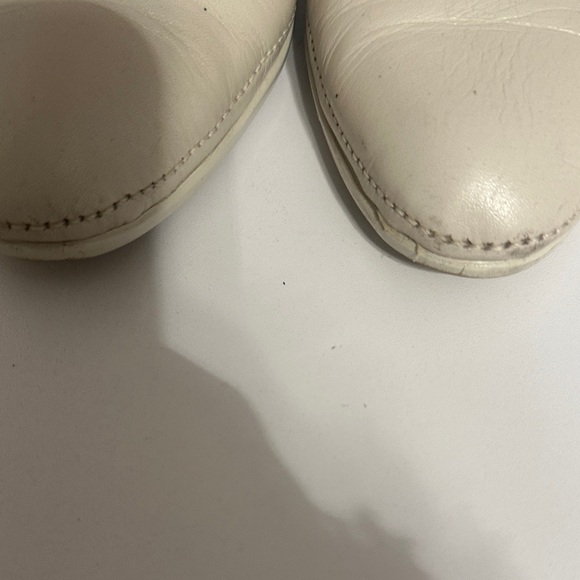 Very Vintage set of Heels in Cream and Navy - Picture 6 of 14